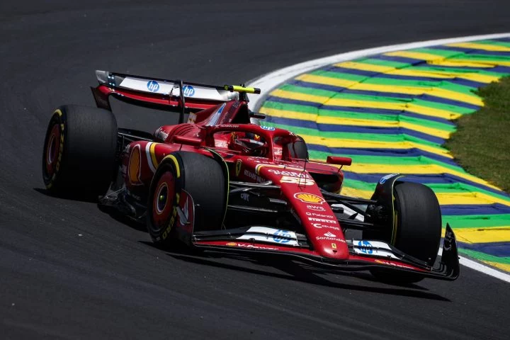 Carlos Sainz luchando en el sprint de Interlagos a bordo de su Ferrari.