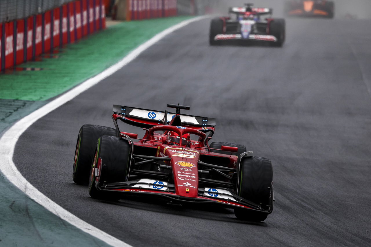 Charles Leclerc pilotando al límite en el GP Brasil 2024.