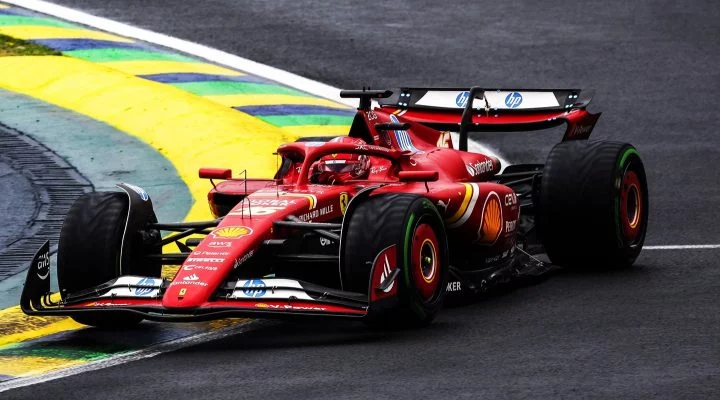 Charles Leclerc al volante del Ferrari en plena acción en pista.