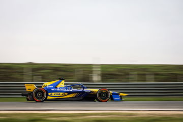 El coche de Fórmula E muestra su aerodinámica optimizada en el Jarama.