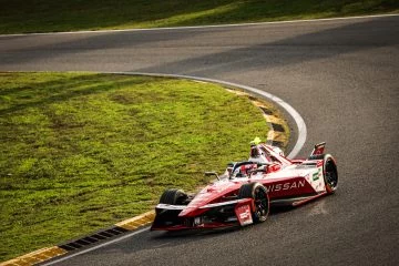 El monoplaza de Fórmula E de Nissan en acción, destacando su diseño aerodinámico.