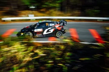 Ott Tänak en acción durante el Rally de Japón, acelerando por un tramo montañoso.