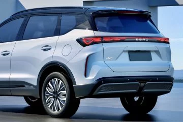 Vista trasera del nuevo SUV Ebro, destacando su moderno diseño y tecnología.