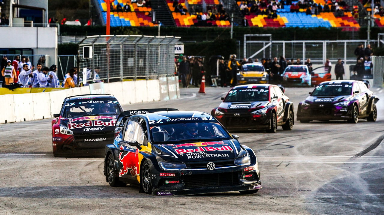 Competencia intensa en el World RX con vehículos listos para la batalla.