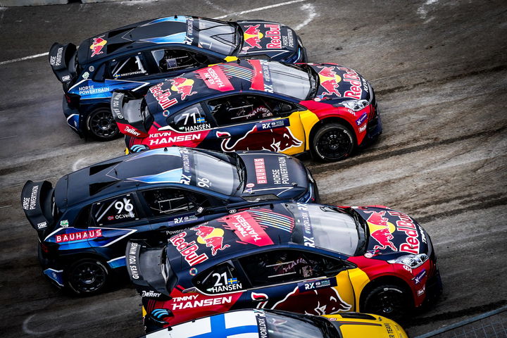 Vehículos del World RX compiten intensamente en un circuito lleno de desafíos.