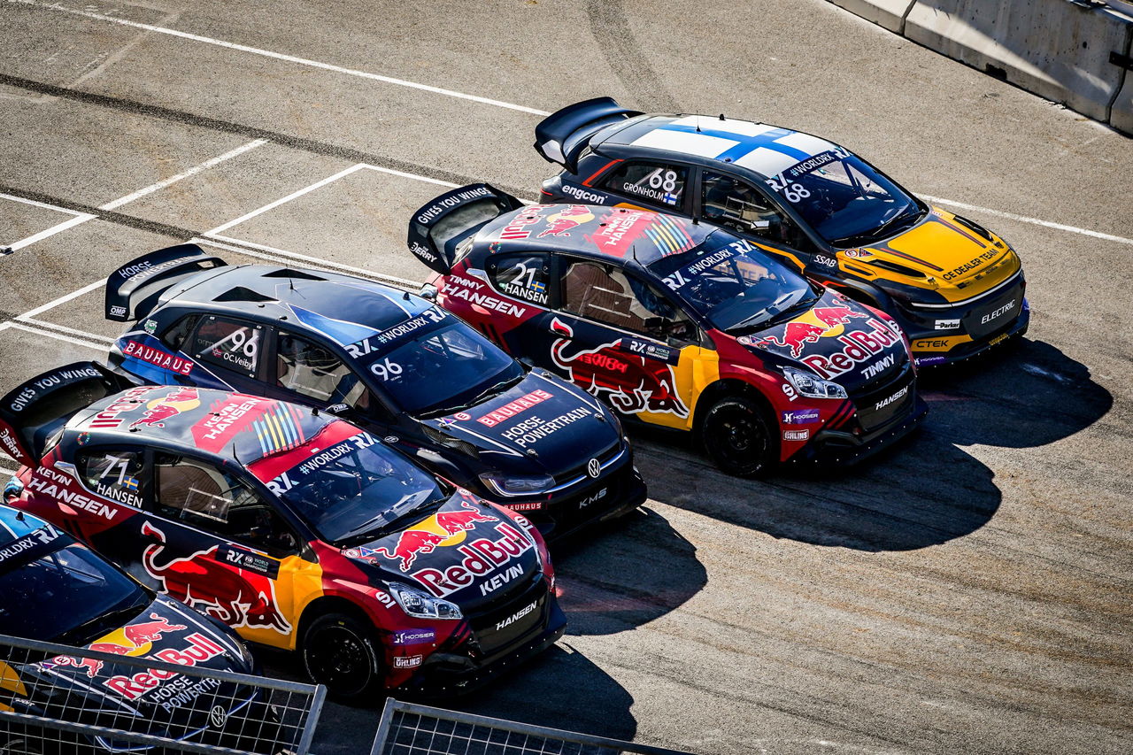 Imágenes de coches del World RX en pista, destacando sus colores y diseño aerodinámico.