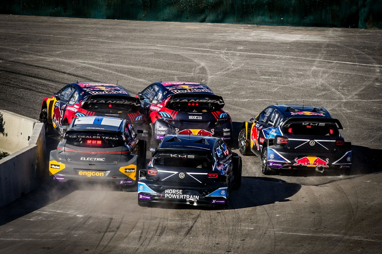 Competencia intensa en el World RX con coches de rallycross de alto rendimiento.