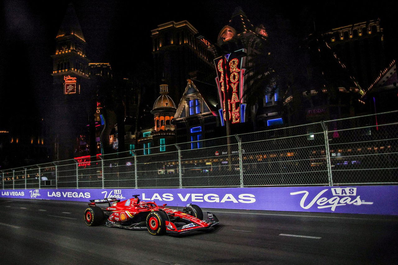 El Ferrari de Leclerc en acción durante los entrenamientos en Las Vegas.