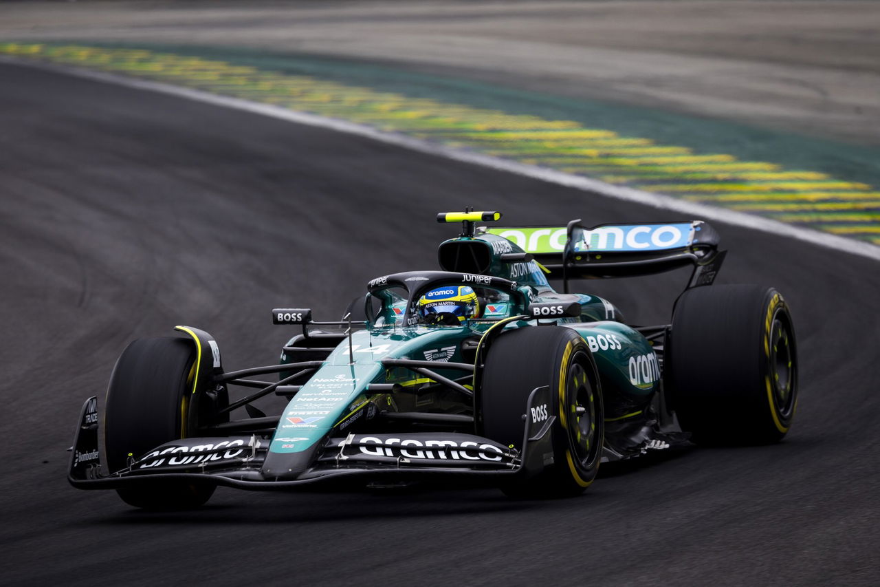 Monoplaza en acción durante el Sprint en Interlagos