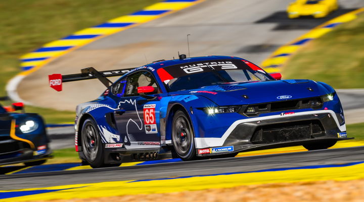 El Ford Mustang GT3 2025 compite en la IMSA con aerodinámica optimizada.