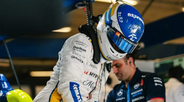 Franco Colapinto preparado para la acción en el box de Williams Racing.