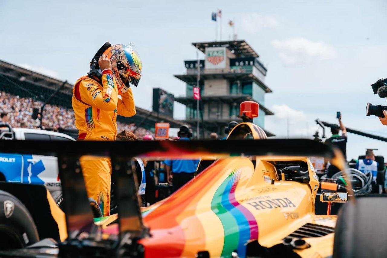 Álex Palou celebra en su monoplaza de IndyCar tras una victoria significativa.