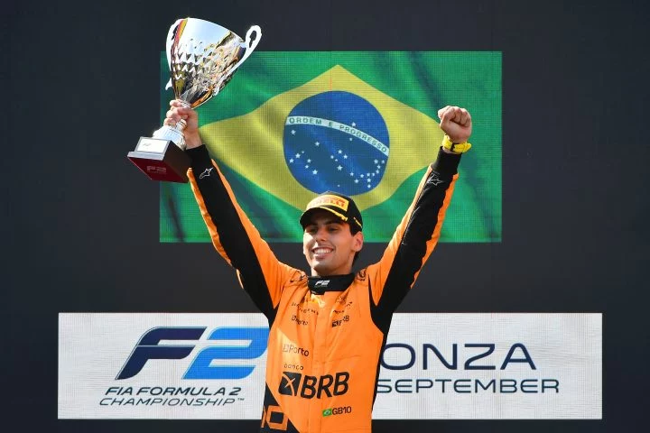 Gabriel Bortoleto celebra victoria F2, futuro compañero Hülkenberg en Sauber.