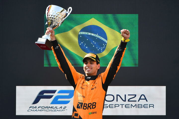 Gabriel Bortoleto celebra victoria F2, futuro compañero Hülkenberg en Sauber.