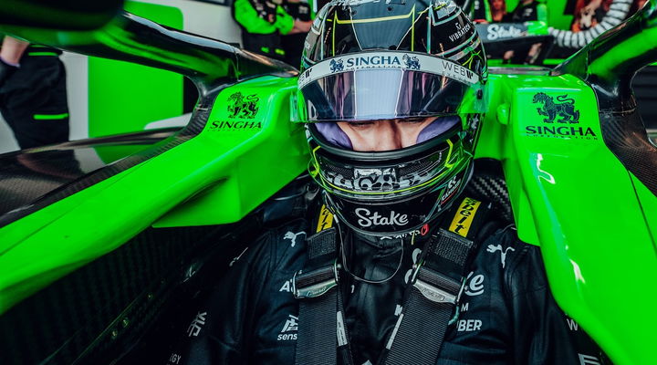 Guanyu Zhou en el cockpit del Sauber F1 para la temporada 2024.