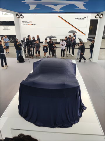 Un momento de anticipación antes de la revelación del nuevo modelo de McLaren.