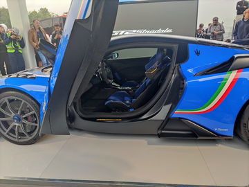 El interior del Maserati MC20 Stradale destaca por su diseño deportivo y exclusivo.