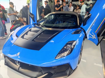 Muestra el impactante diseño del Maserati MC20 en un evento automovilístico.