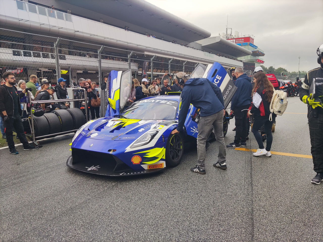 Un coche de carreras en los pits, listo para la acción en un emocionante evento.