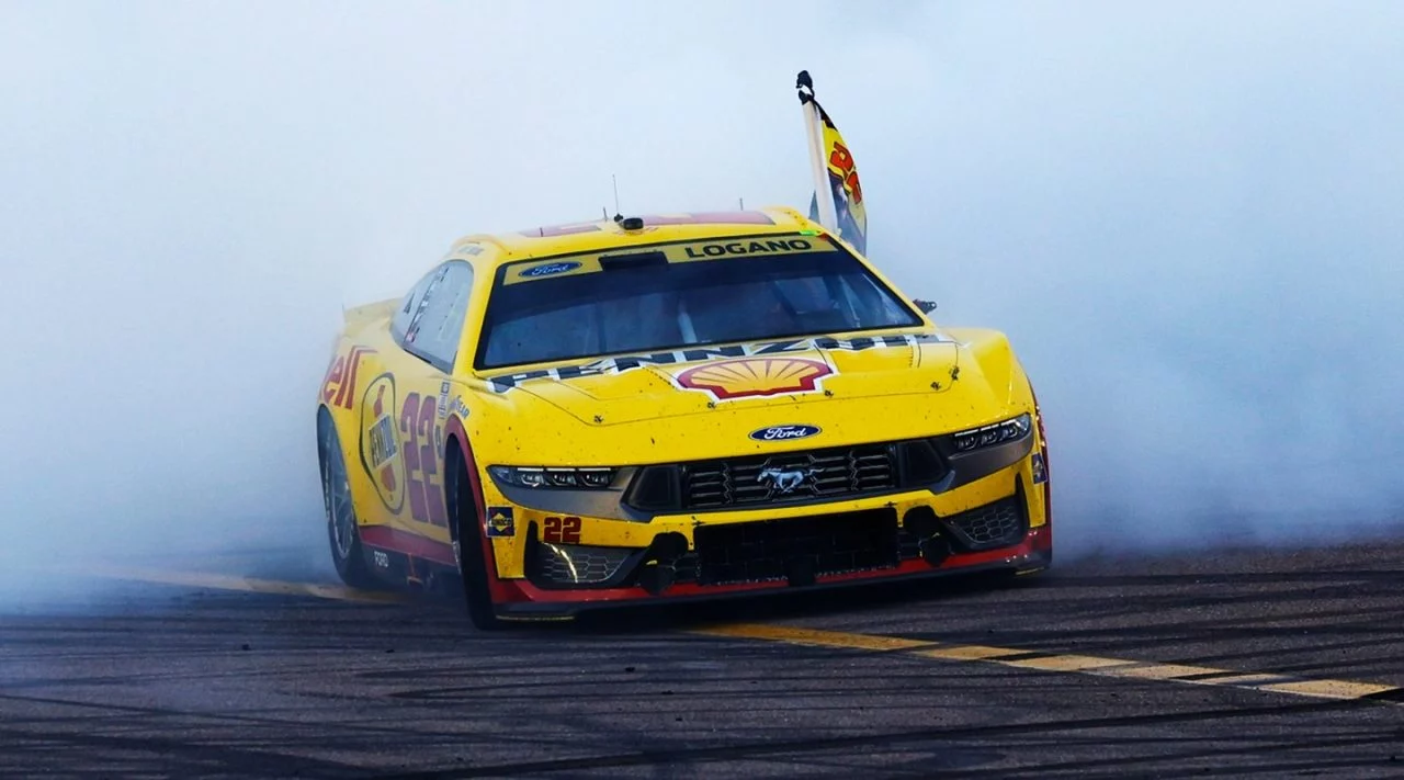 Joey Logano celebra tras su victoria en Phoenix con su Ford. 