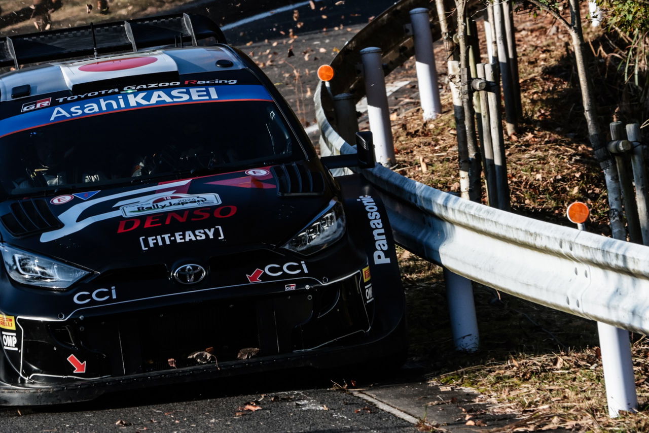 El Toyota Yaris WRC de Katsuta sorprende en la curva, mostrando su dinamismo.