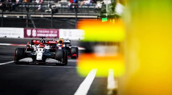 Kimi Räikkönen pilotando el Alfa Romeo en un momento de la carrera