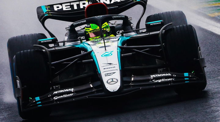 Hamilton al volante de su Mercedes AMG F1, número 44, en el circuito de Brasil.