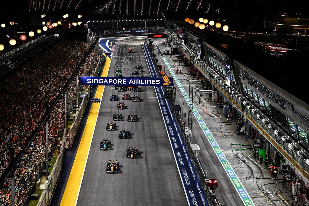 Vista impresionante de la carrera en Singapur con pilotos compitiendo en el circuito nocturno.