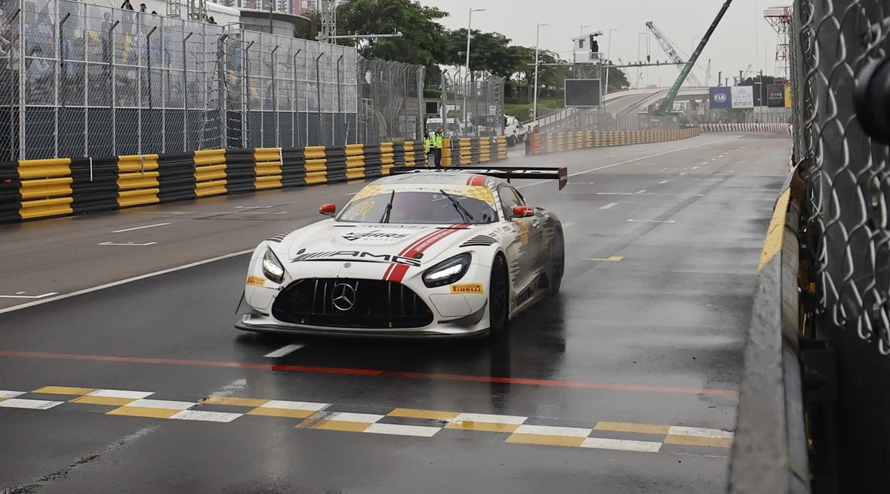 Maro Engel pilotando un Mercedes AMG en la lluvia de Macao.