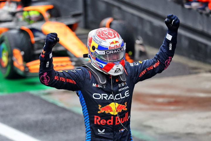 Max Verstappen celebra victoria GP Brasil con su Red Bull en primer plano