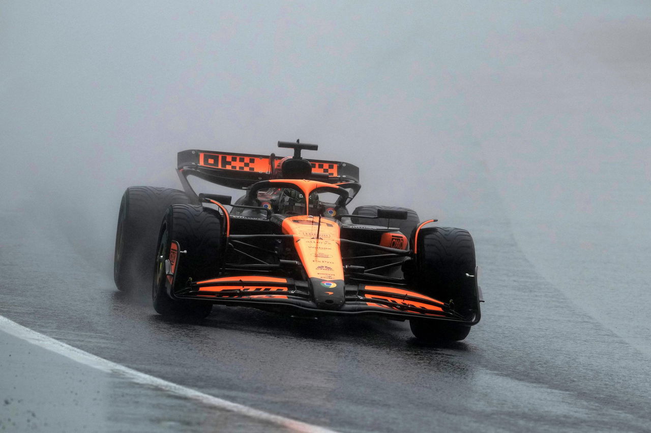 Max Verstappen domina en Interlagos con su Red Bull bajo la lluvia