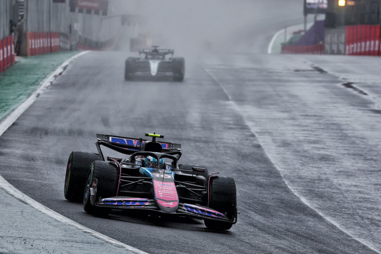 Pierre Gasly enfrenta la lluvia en GP Brasil con maestría.