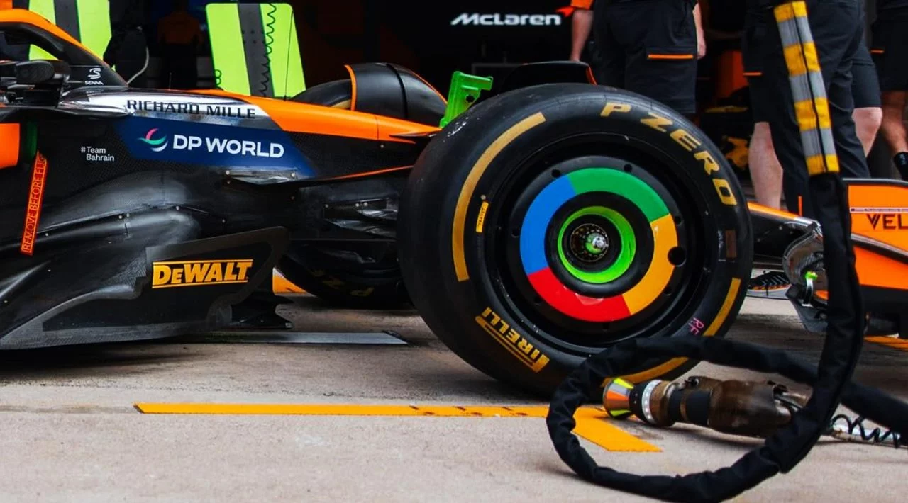 Vista lateral de un McLaren con neumáticos Pirelli en el pit lane