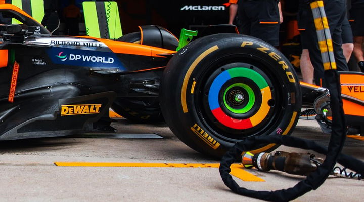 Vista lateral de un McLaren con neumáticos Pirelli en el pit lane