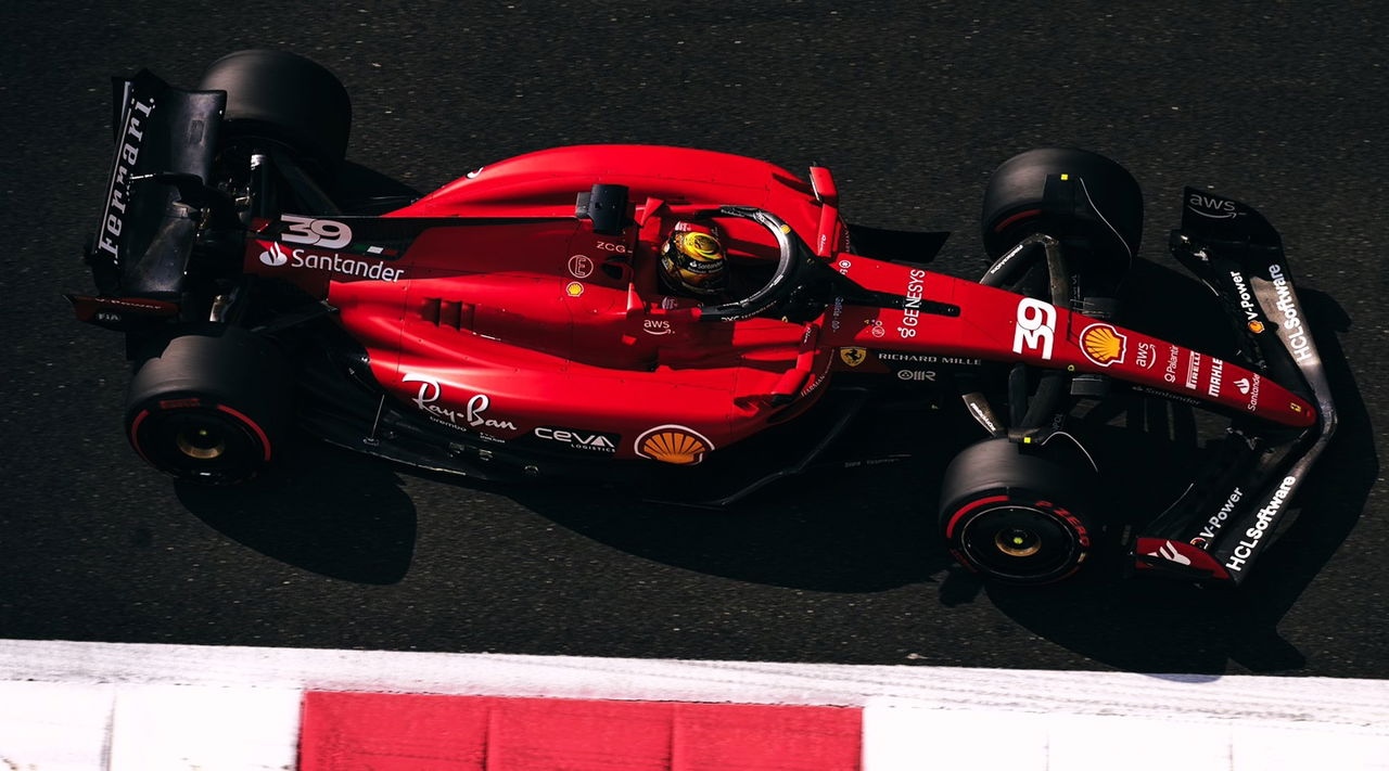 El Ferrari de Robert Shwartzman en acción durante las prácticas libres en COTA.