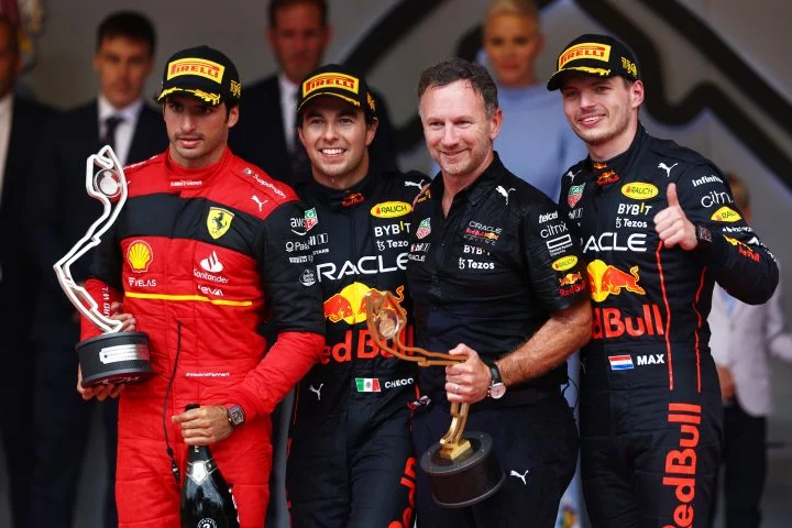 Los integrantes del equipo Red Bull junto a Carlos Sainz tras una carrera destacada.