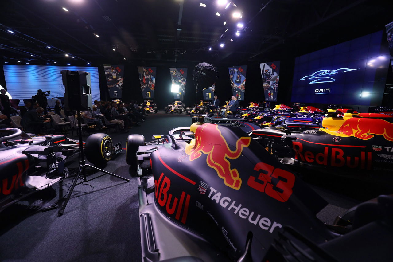 Presentación del nuevo Red Bull RB17 en un evento exclusivo.