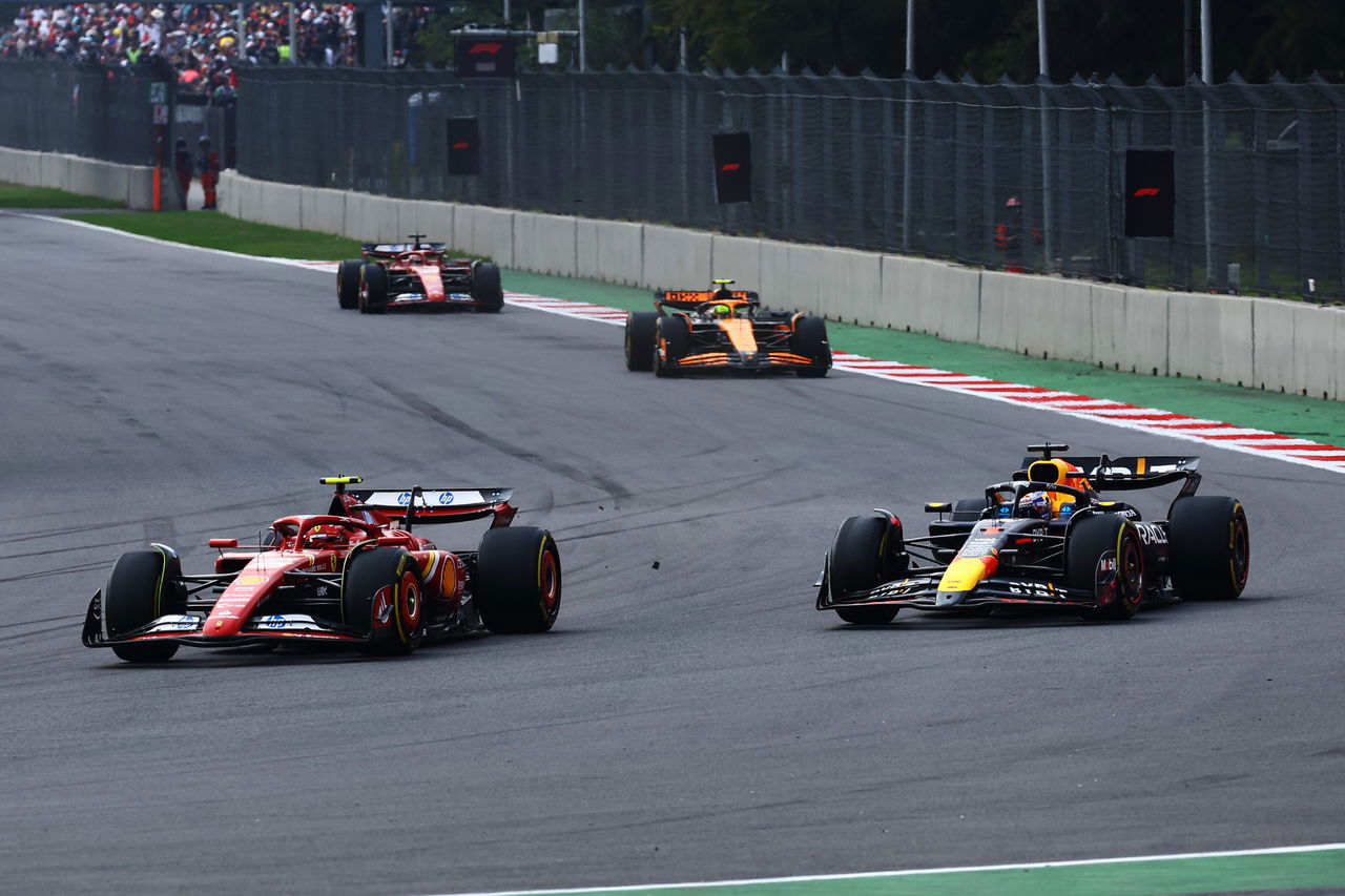 Carlos Sainz liderando la carrera, mostrando la competitividad entre equipos.