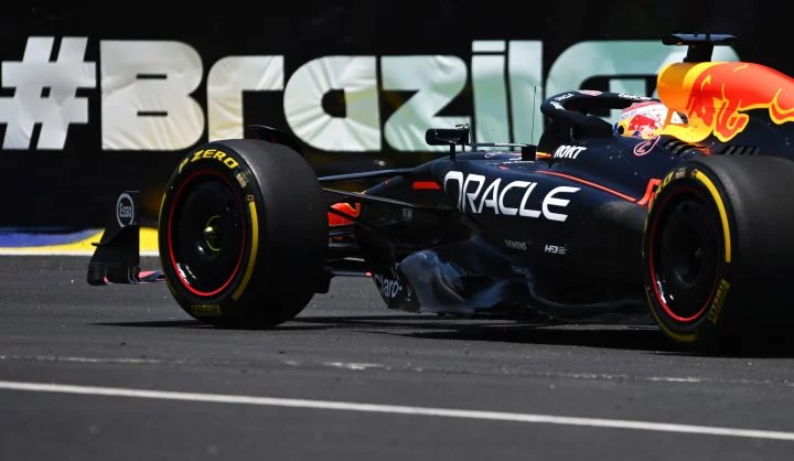 Monoplaza Red Bull Racing en acción durante la clasificación en Sao Paulo.