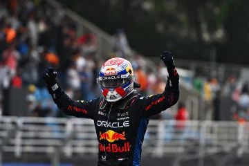 Max Verstappen celebra tras una destacada carrera, perfilando su tetracampeonato.