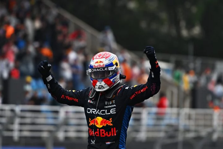 Max Verstappen celebra tras una destacada carrera, perfilando su tetracampeonato.