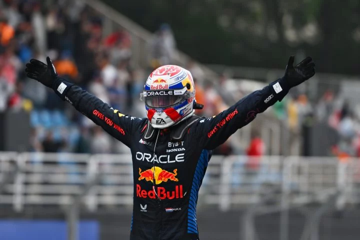 Max Verstappen celebra victoria, enfundado en colores Red Bull Racing.