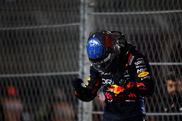 Max Verstappen celebra su victoria con emoción, reflejando la adrenalina de la carrera.