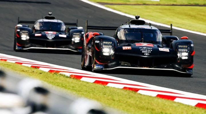 Dos hipercoches de Toyota compiten en la pista, mostrando su aerodinámica impresionante