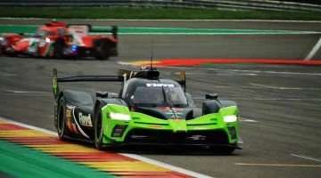 El coche de Vanwall compite en el WEC 2023, mostrando su aerodinámica avanzada.