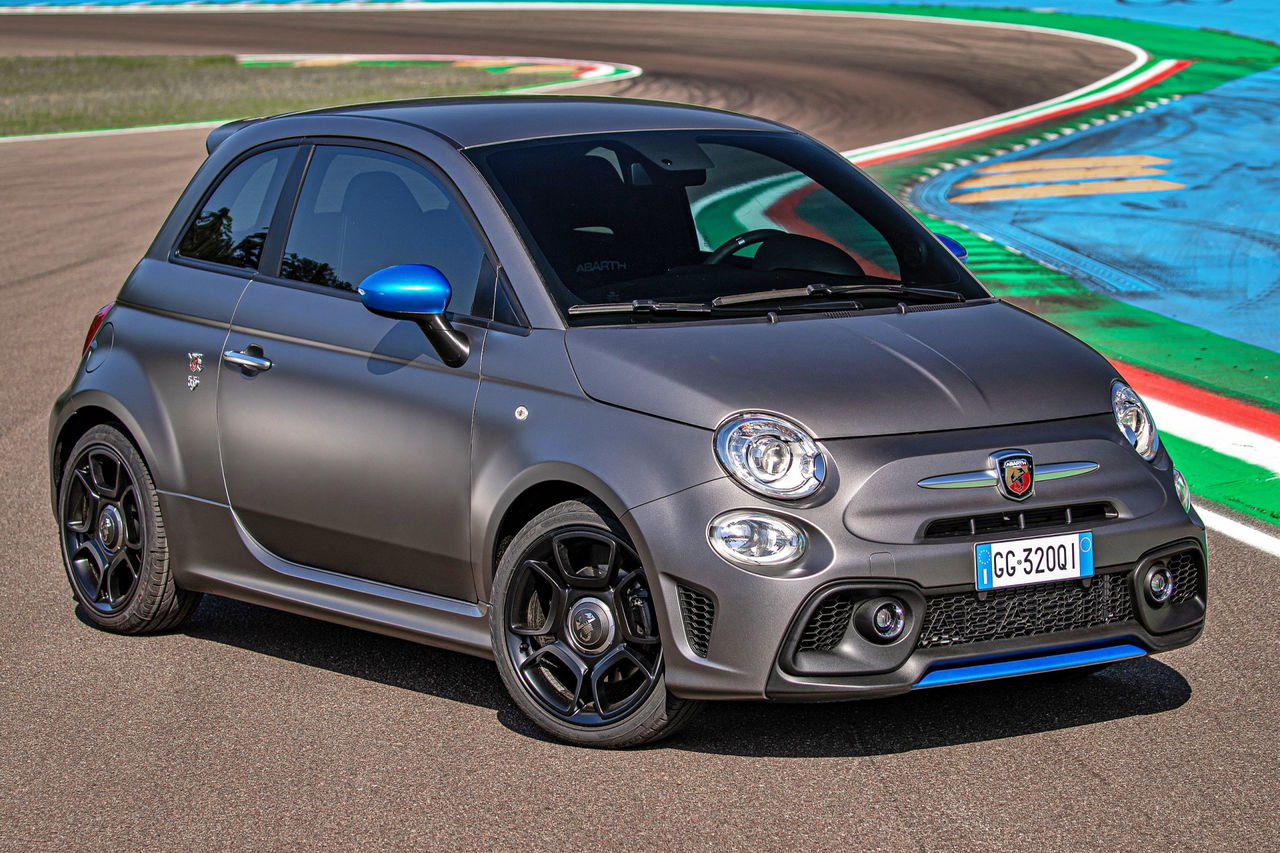 El Abarth 500 híbrido mezcla potencia y eficiencia, prometiendo 136 CV