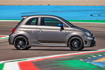 El Abarth 500 híbrido presenta un diseño compacto y agresivo.