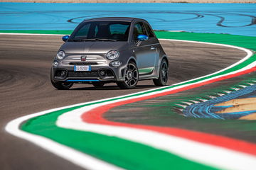 El Abarth 500 híbrido destaca por su diseño ágil y moderno, aunque no llegará al mercado.