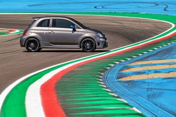 El Abarth 500, un ícono del deporte compacto, es reconocido por su agilidad en pista.