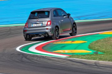 El Abarth 500 es un icónico deportivo que no llegará como híbrido. 